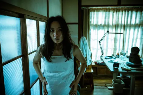 ▲楊祐寧（右）與蔡思韵（左）在《泥娃娃》飾演即將迎來新生命的夫妻，卻在家中出現一尊泥娃娃後接連發生無法解釋的怪事。（圖／天予電影提供）