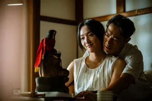 ▲國片《泥娃娃》將在4月上架Netflix，楊祐寧（右）與蔡思韵（左）飾演即將迎來新生命的夫妻，卻在家中出現一尊泥娃娃後接連發生無法解釋的怪事。（圖／天予電影提供）