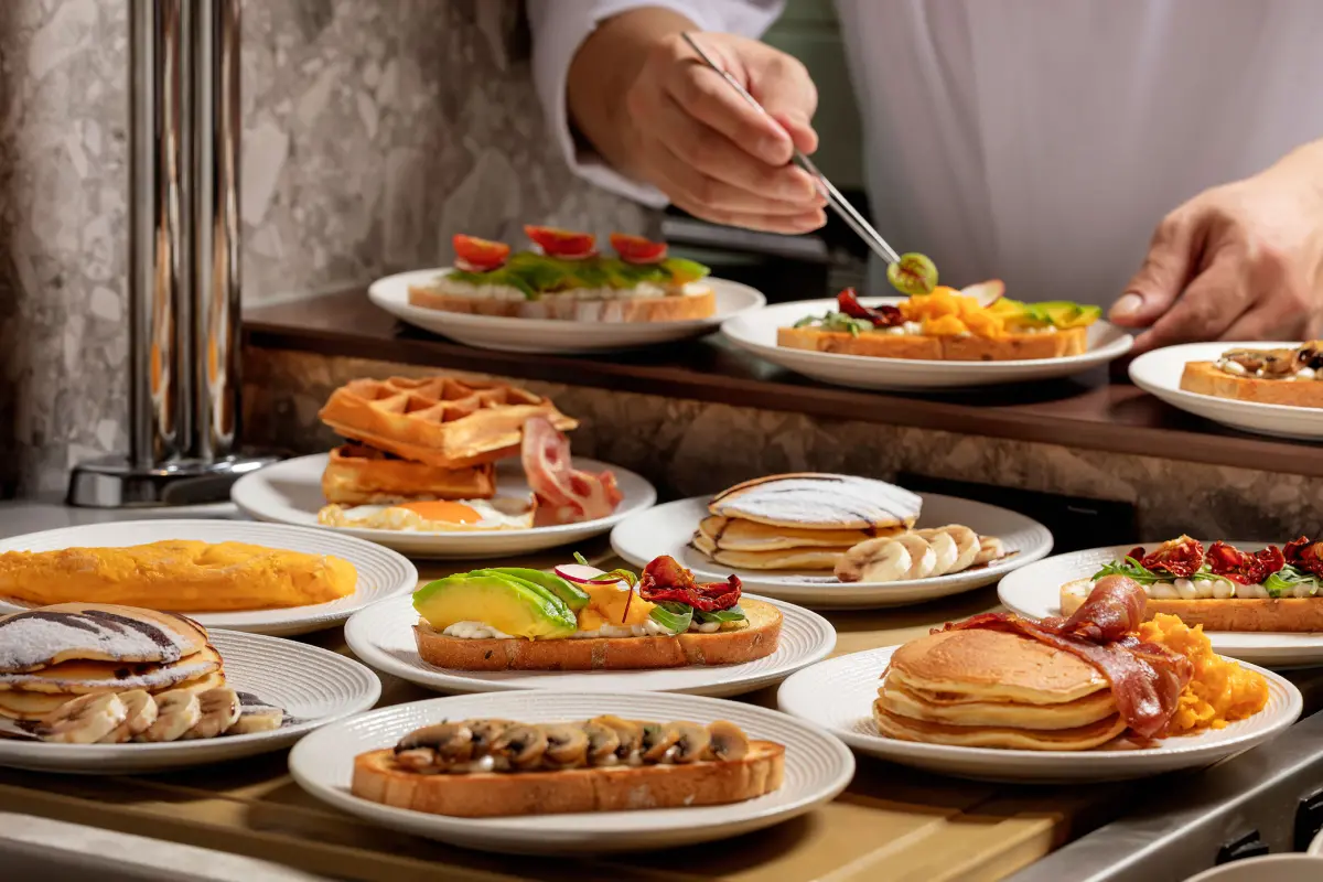 ▲國聯飯店Slate CAFE推出「晨光共饗-自助式早餐限時買一送一」，週一至五限定，兩人同行只要840元，超美的開放式三明治、蛋料理與多樣歐陸風味熟食通通都可吃到飽。（圖／國聯飯店提供）