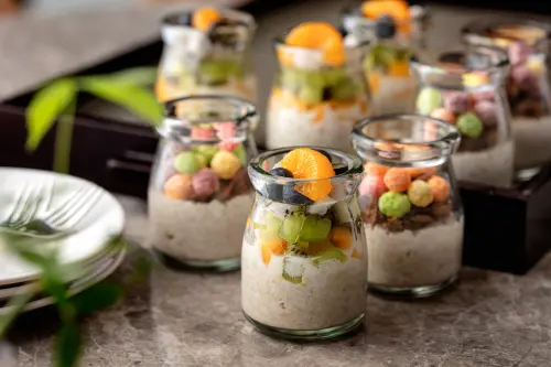 ▲國聯飯店Slate CAFE推出「晨光共饗-自助式早餐限時買一送一」活動，並推出新菜色，包含時下風行的muesli燕麥。（圖／國聯飯店提供）