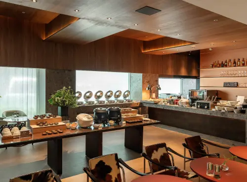 ▲「大巨蛋第一排」的國聯大飯店，之前經過一系列改裝，包含一樓的「板石咖啡廳Slate CAFE」。（圖／國聯大飯店提供）