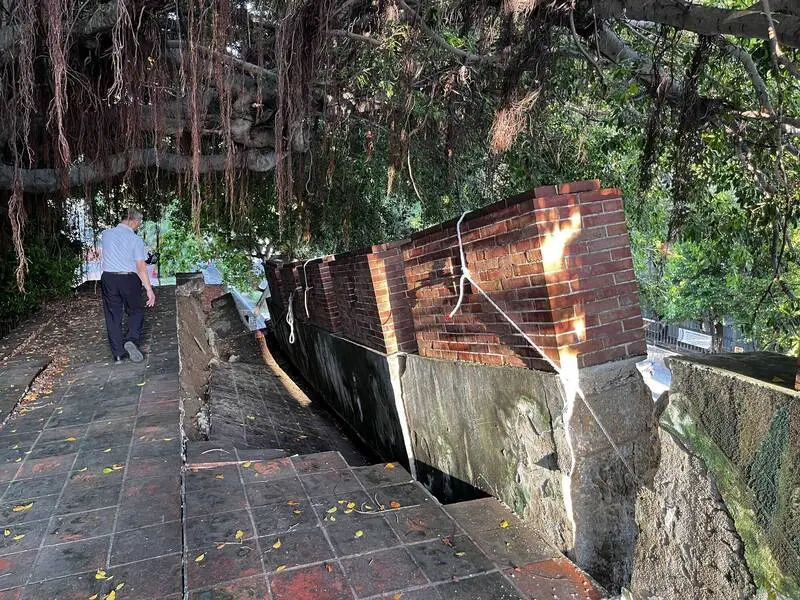 ▲台南國定古蹟疑受豪雨衝擊，「南門段城垣殘蹟」塌陷。（圖／台南市文化資產管理處）