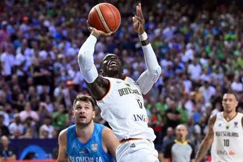 ▲德國隊長施洛德（白衣者）在賽前接受訪問時，對唐西奇（藍衣者）給予高度評價。（圖／美聯社／達志影像）