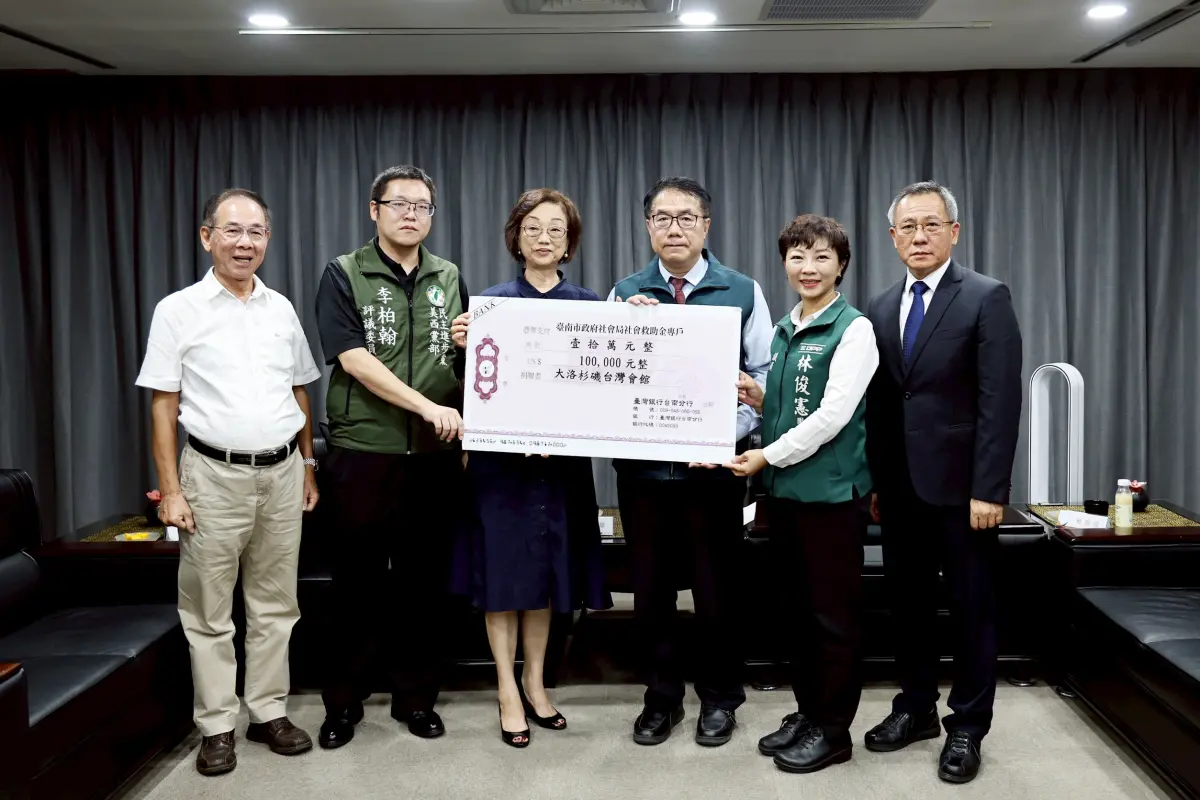 ▲ 丹娜絲颱風導致台南多處地區出現嚴重災情。美國大洛杉磯台灣會館為響應賑災行動，特別捐贈10萬美元予台南市政府，市長黃偉哲今代表受贈。（圖／南市府提供）