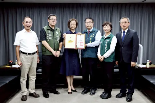 ▲ 市長黃偉哲今日頒發感謝狀給美國大洛杉磯台灣會館副董事長劉玲華。（圖／南市府提供）