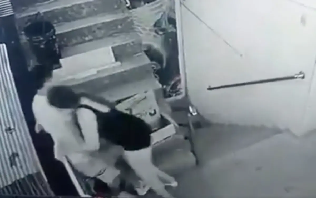 ▲秘魯近日發生一起驚悚意外，一對情侶爭吵後，女子追上男友抱住，卻不慎從欄杆旁的空隙一起摔下樓，釀成1死1重傷的悲劇。（圖／擷取自X影片）