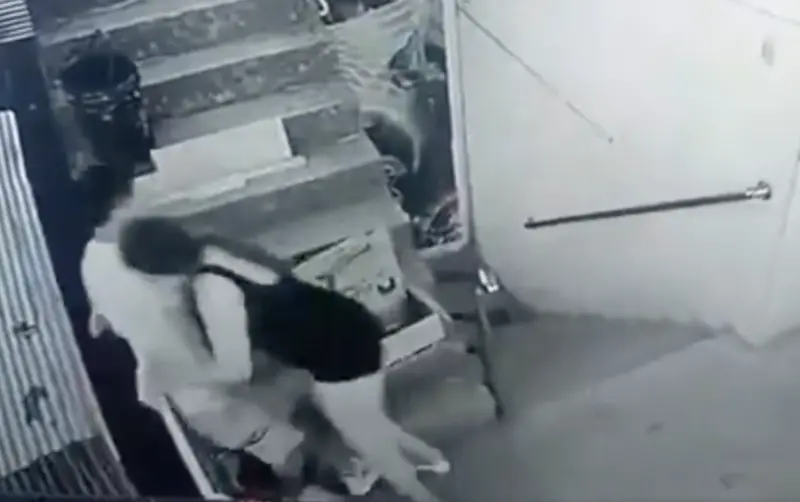 ▲秘魯近日發生一起驚悚意外，一對情侶爭吵後，女子追上男友抱住，卻不慎從欄杆旁的空隙一起摔下樓，釀成1死1重傷的悲劇。（圖／擷取自X影片）