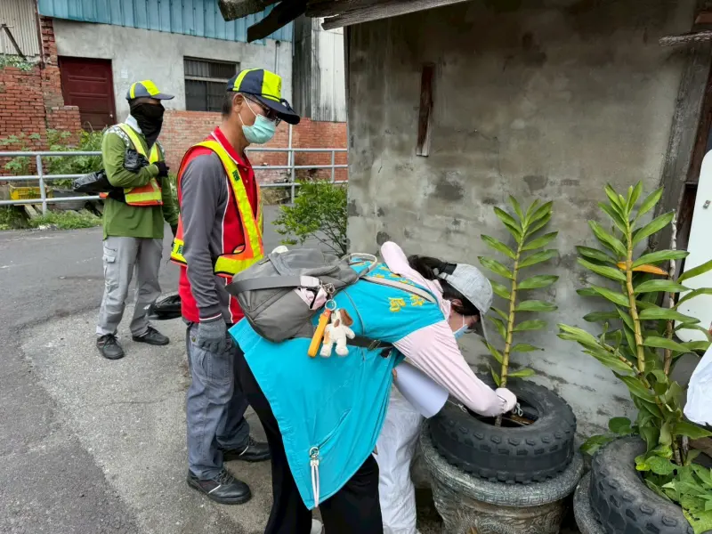 ▲防疫人員偕同清潔隊執行病媒蚊密度調查及孳生源清除(圖／衛生局提供2025.8.8)