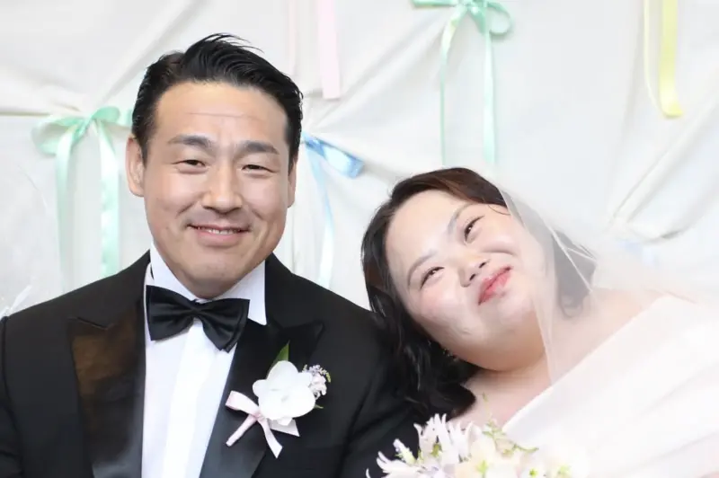 ▲韓劇《我們的藍調時光》中的唐氏症演員鄭恩惠（左），結婚後跟老公一起在綜藝節目中談論了想生小孩的看法，此話一出掀起韓網熱議。（圖／鄭恩惠IG@amazing.grace_mag）