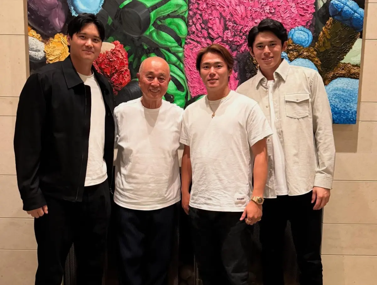 ▲道奇三位日籍球星大谷翔平、山本由伸與佐佐木朗希近日同框造訪「Nobu Malibu」，夢幻合照曝光掀起話題，網友卻意外聚焦山本由伸的身高差。（圖／取自松久信幸IG）