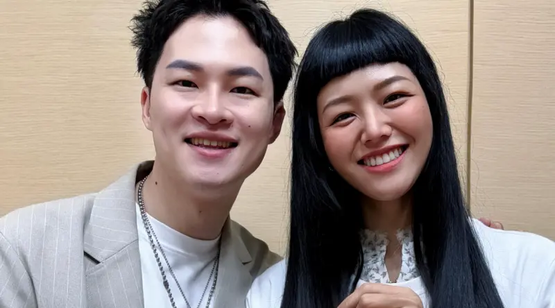 ▲40歲若綺（右）嫁給楊昇達（左）第5年，終於成功懷孕，她看到驗孕棒上的2條線，激動大爆哭，楊昇達則是表情呆滯、語無倫次；夫妻倆也曝光寶寶預產期在明年3月。（圖／若綺IG@chloeqin621）