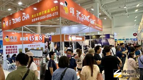 ▲展會集結110個品牌、超過300個攤位。高雄在地手搖飲品牌「頌茶」推出一人即可操作的攤車型，另外有店面型複合式餐飲加盟模式。（圖／記者陳美嘉攝，2025.08.08）
