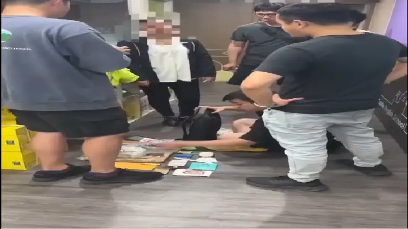 ▲詐騙車手陳女（左二）面交當場遭逮，警成功攔阻即將交付的110萬元。（圖／記者林梵墨翻攝）