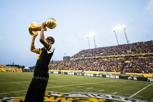 ▲在數千名市民的見證下，SGA發表了相當感性的演說。他表示，能夠代表家鄉贏得NBA總冠軍，對他來說是一種無與倫比的驕傲。（圖／美聯社／達志影像）