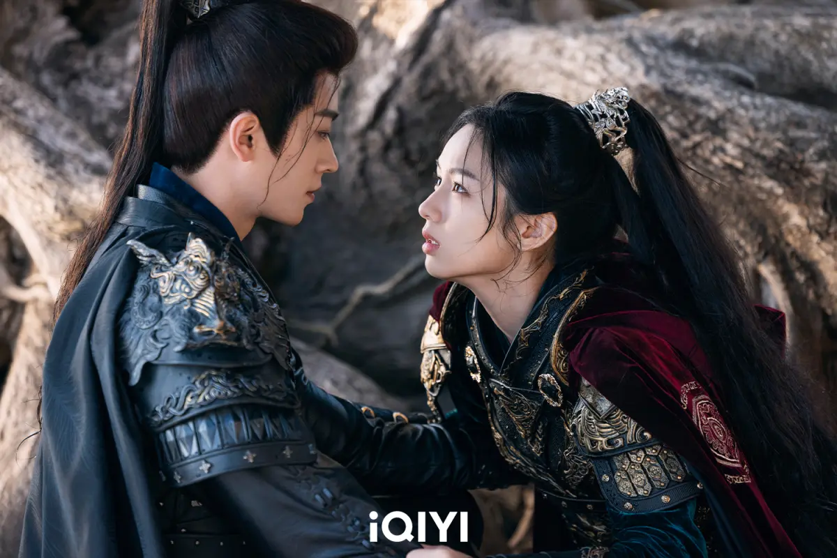 ▲周也（右）、丞磊（左）合作古裝愛情劇《錦月如歌》，劇中周也女扮男裝從軍，有許多打戲，帥到讓粉絲直喊想嫁。（圖／iQIYI提供）