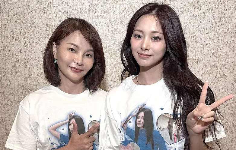 ▲TWICE上個月開啟世巡演唱會，於首爾開跑，子瑜媽（左）直接帶親友團衝首爾，跟親友舉手幅力挺女兒子瑜（右），還不忘喊話：期待精彩的表演在高雄登場。（圖／IG@topbeauty_lydia）