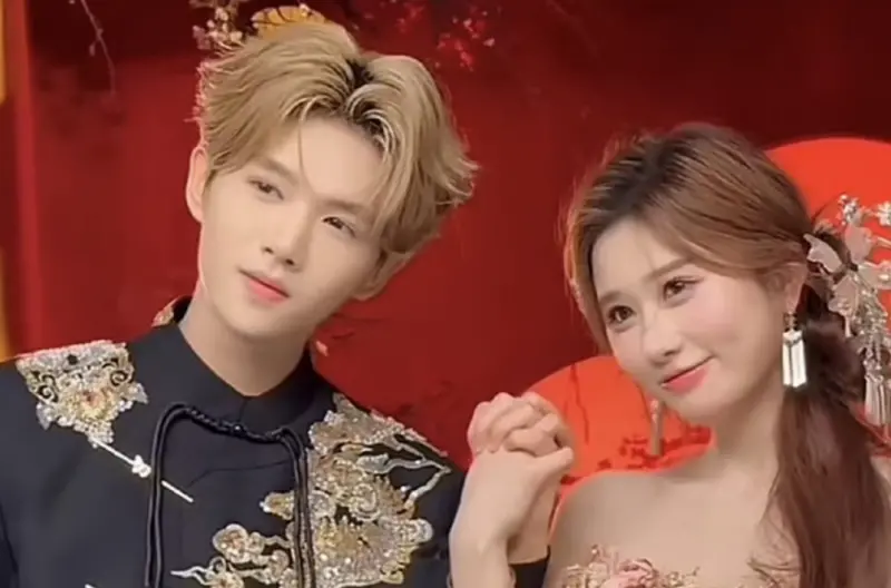 ▲凌達樂（鹿哈）和女友兔兔訂婚，因為他長相神似鹿晗，也以模仿鹿晗走紅，如今訂婚登上微博熱搜，不少人以為是鹿晗訂婚了。（圖／翻攝自微博）