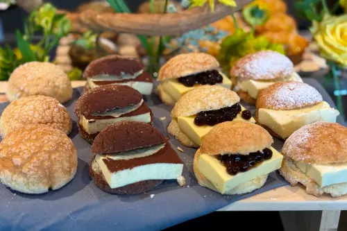 ▲MOROPAIN蜜瓜包有著多種口味，外皮相當酥脆，吃起來香氣濃郁。（圖／記者葉盛耀攝）