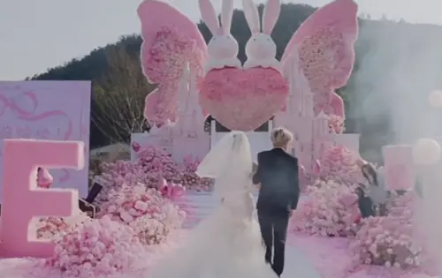 ▲凌達樂求婚時場景非常華麗。（圖／翻攝自微博）