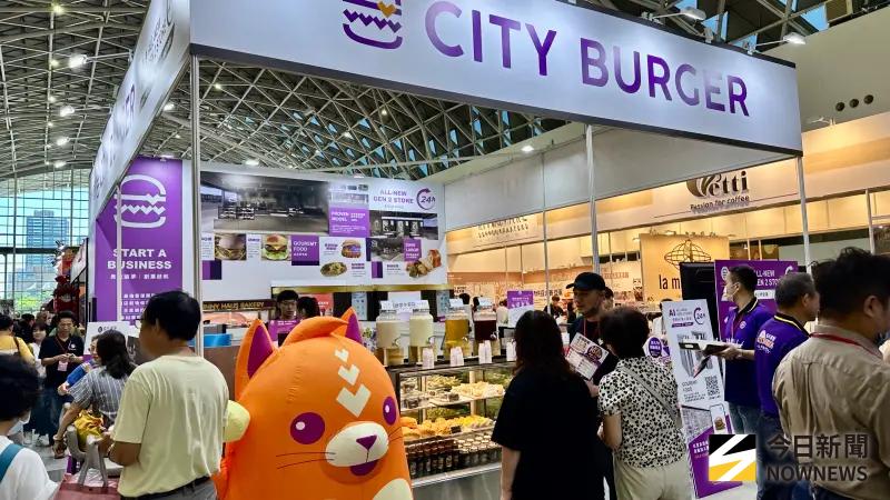 ▲早午餐品牌展示導入AI 技術的智慧販賣機，展現智慧門市營運的實務應用。（圖／記者陳美嘉攝，2025.08.08）