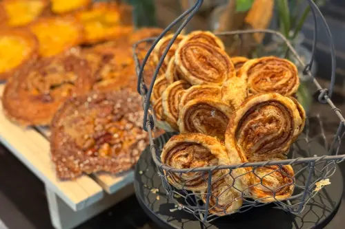 ▲「法式蝴蝶酥」系列的外型，靈感源自香港人氣伴手禮蝴蝶酥。（圖／記者葉盛耀攝）