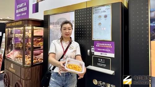 ▲早午餐品牌展示導入AI 技術的智慧販賣機，展現智慧門市營運的實務應用。（圖／記者陳美嘉攝，2025.08.08）