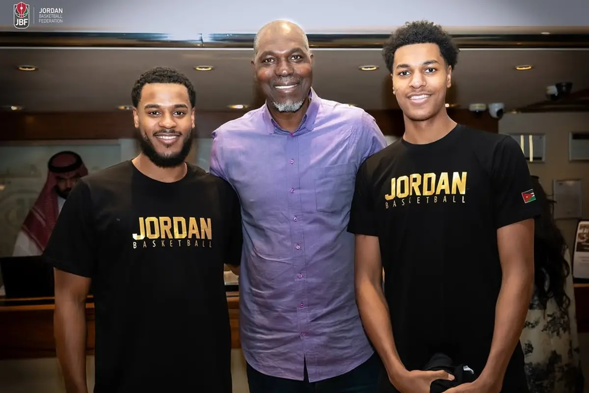 ▲NBA傳奇巨星歐拉朱萬（圖中）親臨亞洲盃，前來看兩個兒子阿卜杜拉·歐拉朱萬（圖左）、阿卜杜拉赫曼·歐拉朱萬（圖右）代表約旦國家隊出賽。（圖／取自Jordan Basketball Federation IG，https://www.instagram.com/jbf_jo/）