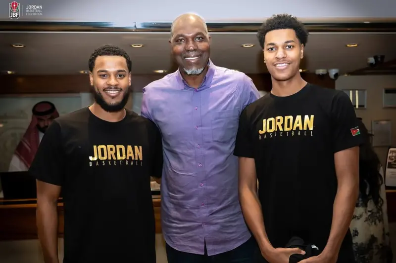 ▲NBA傳奇巨星歐拉朱萬（圖中）親臨亞洲盃，前來看兩個兒子阿卜杜拉·歐拉朱萬（圖左）、阿卜杜拉赫曼·歐拉朱萬（圖右）代表約旦國家隊出賽。（圖／取自Jordan Basketball Federation IG，https://www.instagram.com/jbf_jo/）