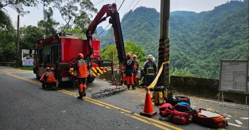 快訊／北宜貨車失控墜谷　駕駛拋飛50米昏迷送醫
