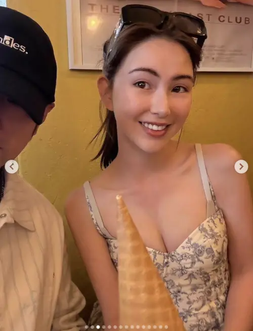 ▲周杰倫（左）掌鏡為昆凌（右）拍下甜蜜合照，幽默自嘲「把一個帥哥給卡掉了」。（圖／翻攝自昆凌IG @hannah_quinlivan）