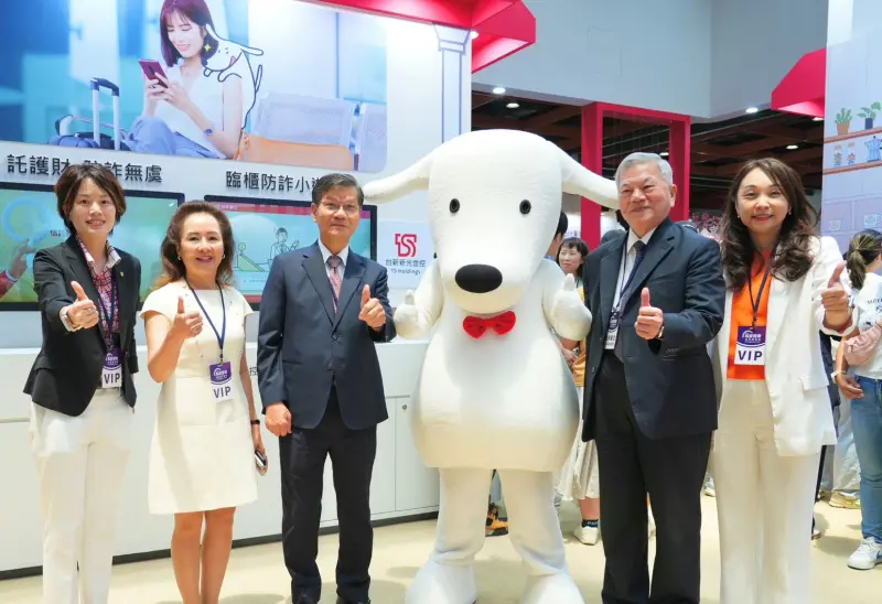 ▲台新新光金控以「懂生活·會理財」為策展主軸，首次參展高齡健康產業博覽會。左起為台新銀行客群經營處副總經理辛孝敏、台新銀行總經理林淑真、生策會會長翁啟惠、生策會召集人沈榮津、台新銀行個人金融事業總處執行長包國儀。（圖／台新新光金控提供）