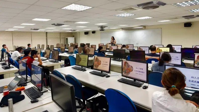 ▲動遊系師生參與「AI人工智慧生成式應用實作」課程，實際操作軟體、體驗AI技術應用。（圖／樹德科大提供）