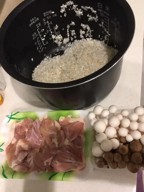 ▲「菇菇雞肉炊飯」主要食材只有雞腿肉和鴻喜菇、雪白菇，用電子鍋一鍋就能搞定。（圖／家常菜臉書）