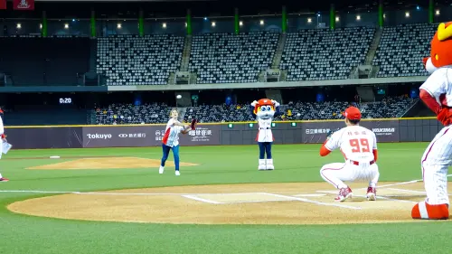 ▲Maria 最終順利完成開球，贏得現場球迷熱烈掌聲。（圖／謝硯宇攝影）