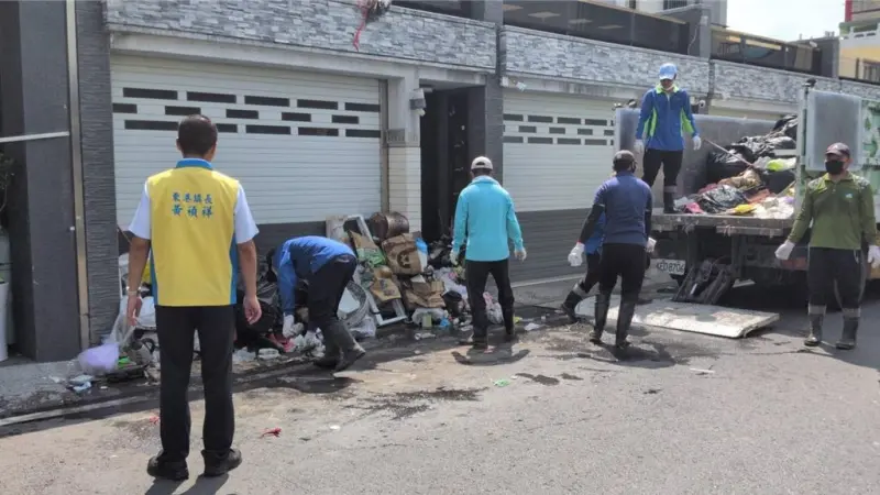 ▲屏東千萬豪宅變成垃圾場，鄉公所、清潔隊強制清理。（圖／翻攝畫面）