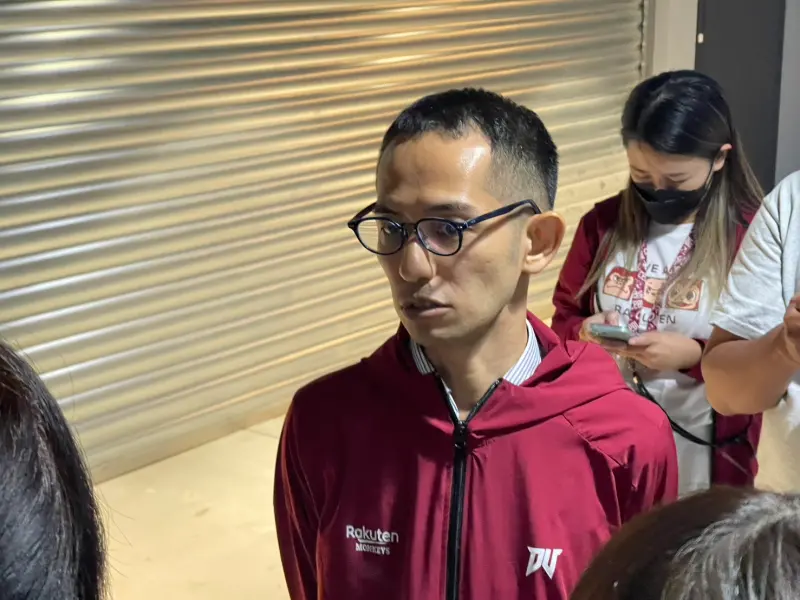 ▲樂天桃猿領隊牧野幸輝出面表示，來排隊的人數超出預期，對現場排隊的球迷造成困擾很抱歉，下次會妥善準備，帶給球迷更好的服務。（圖／記者林子翔攝）