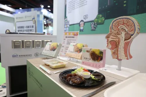 ▲食品所研發的「好咀嚼易吞嚥高齡友善餐食」，以專利製程軟化肉類、菇類等食材，保留食物原貌同時提升適口性。（圖／技術司提供）