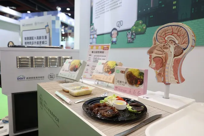    ▲食品所研發的「好咀嚼易吞嚥高齡友善餐食」，以專利製程軟化肉類、菇類等食材，保留食物原貌同時提升適口性。（圖／技術司提供）  