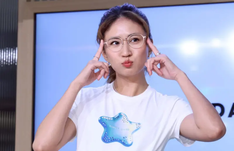 ▲歌手9m88（如圖）今（8）日出席活動時提到父親節對她來說非常特別，過往會特別選這天發片。另外她也曝光了自己跟韓國藝人頌樂合作時的私下互動，直呼：「很特別的體驗。」（圖／記者朱永強攝）