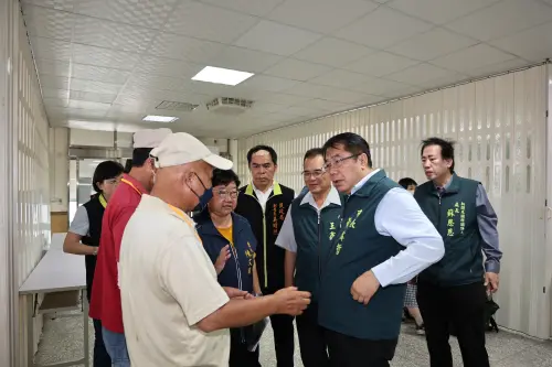 投入重建家園臨工　黃偉哲感謝受災戶成為得力助手
