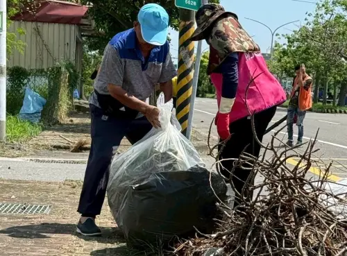 ▲繼丹娜絲風災後，728的豪雨又造成災情，防治登革熱工作片刻不能鬆懈，各區臨工人員就是最佳助力。（圖／南市府提供）