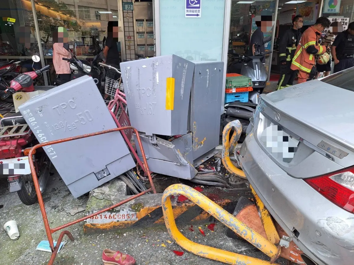 ▲新北市警方8號下午在三重區圍捕詐欺車手吳男，遭同夥柯男駕賓士衝撞，導致3警受傷。柯男倒車逃逸又撞毀10多輛機車、台電變電箱，還撞傷一名老婦。(圖／翻攝畫面)