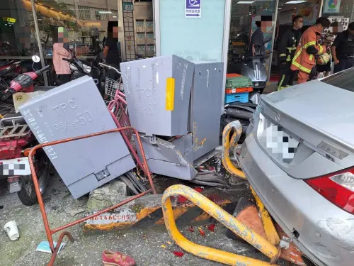 警匪追逐真實上演　賓士車手拒捕暴衝撞10機車　釀3警掛彩1婦骨折
