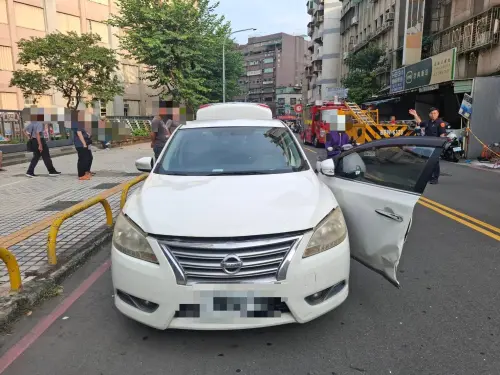 ▲新北市警方8號下午在三重區圍捕詐欺車手吳男，遭同夥柯男駕賓士衝撞，導致3警受傷。柯男倒車逃逸又撞毀10多輛機車、台電變電箱，還撞傷一名老婦。(圖／翻攝畫面)