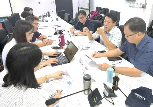 ▲海洋保育署舉辦國外海洋油及海運化學品污染應變訓練兵棋推演活動，學員進行分組討論的情形。(圖／海洋保育署提供)