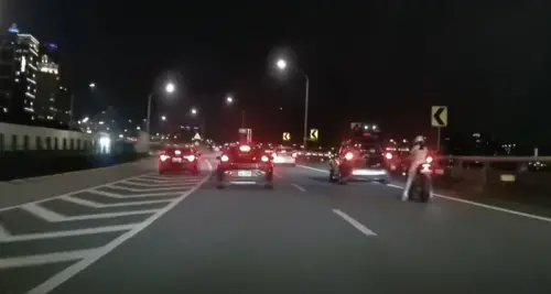 扯！為看大稻埕煙火　民眾把新北環快當停車場　遭警驅趕死不走
