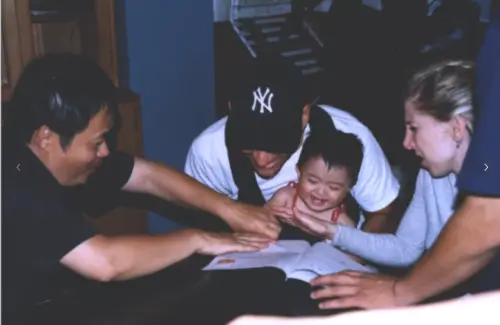 中國女孩出生3天遭遺棄！被美國領養想尋親　1.3萬網友揭真相
