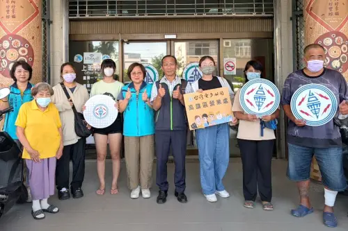 ▲台電公司高雄區營業處處長黃志榮(右4)到湖內區公所捐助生活扶助金，並感謝湖內區區長陳秋霞(中)居中安排與協助，以幫助弱勢家庭，為社會注入正能量。(圖／台電高雄區營業處提供)