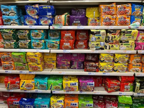 ▲中國「泡麵一哥」康師傅推出的泡麵口味十分豐富且多元。（圖／翻攝Threads）