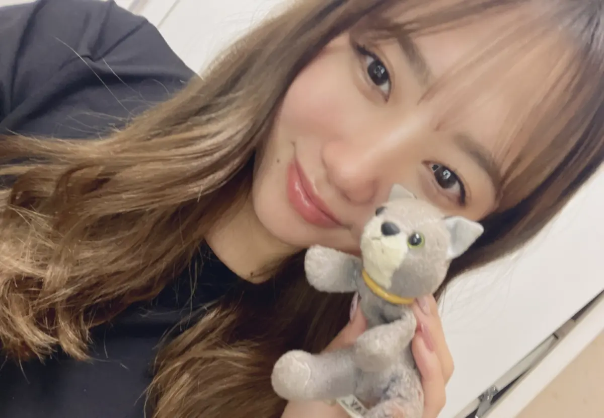 ▲女團AKB48前成員加藤玲奈今（8）日宣布自己結婚了，透露男方是一位交往多年的好人，並且同時曬出被摟腰的合照。（圖／加藤玲奈X@katorena_710）